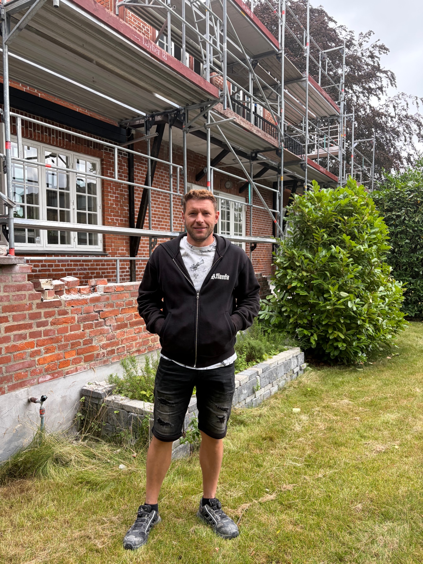 Edwuard fra TopConstruction foran renoveringsprojekt