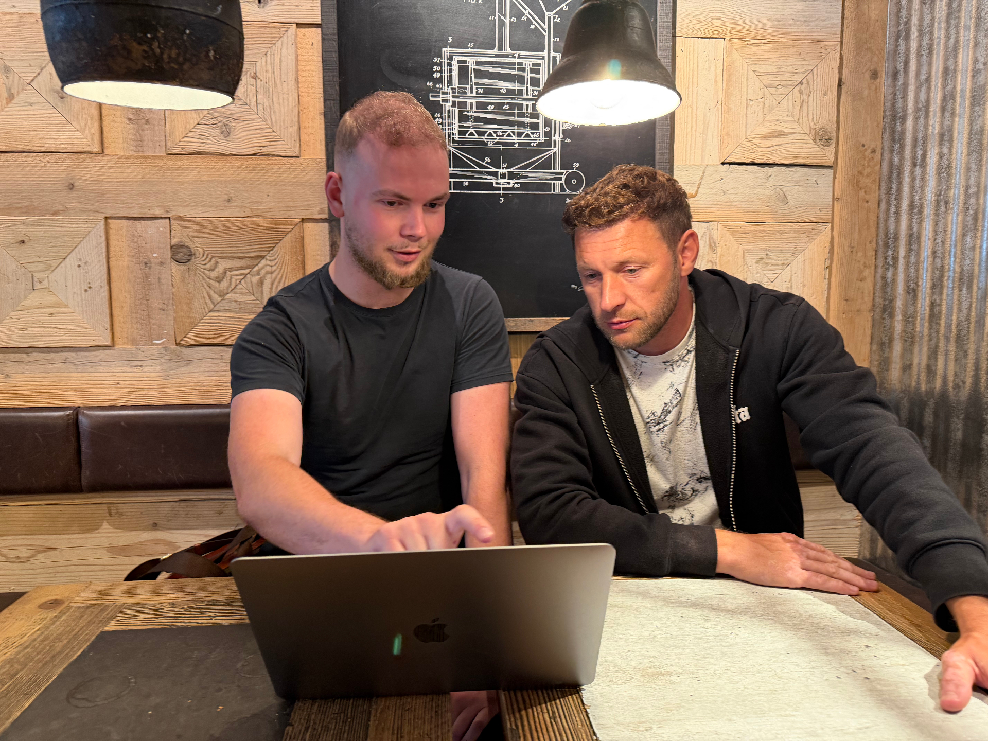 Alexander Nordstrøm gennemgår hjemmesiden sammen med kunden Edwuard fra TopConstruction